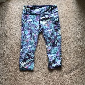 Lululemon crops size 6